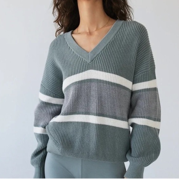 Cable knit oversized Aritzia sweater - Picture 2 of 2